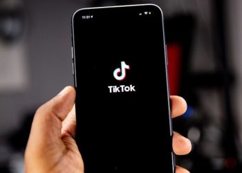 TikTok memastikan tidak akan menerapkan enkripsi end to end pada DM seperti WhatsApp. Platform ini memilih sistem keamanan berbeda demi melindungi pengguna. (Foto: Unsplash)