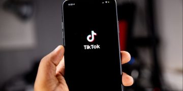 TikTok memastikan tidak akan menerapkan enkripsi end to end pada DM seperti WhatsApp. Platform ini memilih sistem keamanan berbeda demi melindungi pengguna. (Foto: Unsplash)
