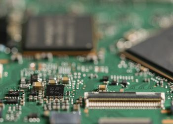 AS Pertimbangkan Larangan Komponen Memori China pada Perangkat Pemerintah