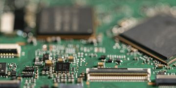 AS Pertimbangkan Larangan Komponen Memori China pada Perangkat Pemerintah