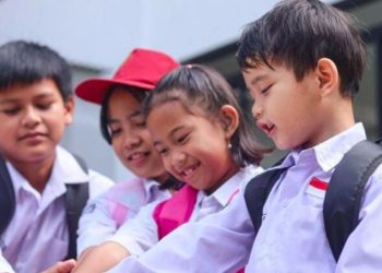Pemerintah batalkan sekolah hybrid usai Lebaran 2026 dan memastikan pembelajaran tetap berlangsung tatap muka demi kualitas pendidikan. (Foto: Freepik/Queenmoonlite Studio)