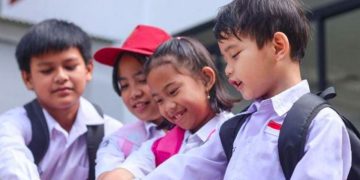 Pemerintah batalkan sekolah hybrid usai Lebaran 2026 dan memastikan pembelajaran tetap berlangsung tatap muka demi kualitas pendidikan. (Foto: Freepik/Queenmoonlite Studio)