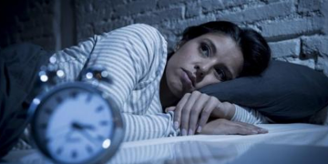 Sering begadang bisa berdampak buruk bagi kesehatan fisik dan mental. Simak risiko lengkapnya mulai dari imun lemah hingga depresi.