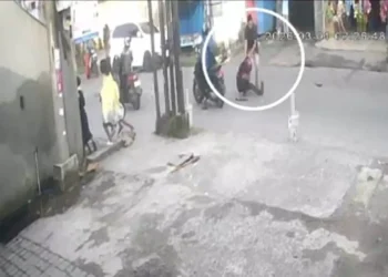 Kompolnas memastikan remaja Makassar tewas akibat luka tembak tembus saat polisi membubarkan tawuran. Keluarga korban meminta proses hukum transparan.