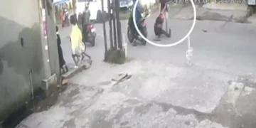 Kompolnas memastikan remaja Makassar tewas akibat luka tembak tembus saat polisi membubarkan tawuran. Keluarga korban meminta proses hukum transparan.