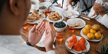 Ingin buka puasa tanpa khawatir gemuk? Dokter gizi menyarankan minuman sederhana ini untuk menjaga hidrasi tubuh setelah seharian berpuasa.