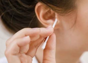 Ketahui cara merawat telinga yang tepat tanpa risiko cedera dan gangguan pendengaran. (Foto: Alodokter)
