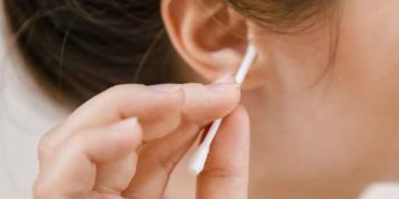 Ketahui cara merawat telinga yang tepat tanpa risiko cedera dan gangguan pendengaran. (Foto: Alodokter)