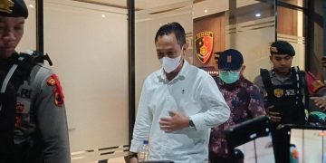 Bupati Cilacap Syamsul Auliya dan Sekda Sadmoko diamankan KPK dalam OTT terkait dugaan suap proyek daerah. Sebanyak 13 orang kini diperiksa di Jakarta. (Foto: MemoIndonesia.co.id)