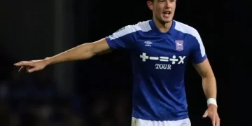 PSSI mengungkap alasan Elkan Baggott lama tidak membela Timnas Indonesia. Arya Sinulingga menyebut keputusan itu berasal dari pemain yang fokus pada klub. (Foto: jawapos.com)