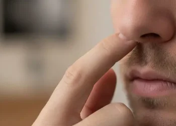 Apakah mengupil saat puasa membatalkan ibadah? Ulama menjelaskan hukum mengupil dalam fikih puasa serta batasan rongga hidung yang perlu diperhatikan. (Foto: Gemini AI)