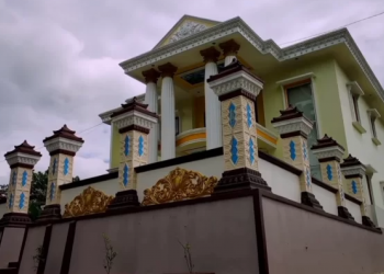 Desa Jambu di Cilacap dijuluki kampung sultan. Rumah mewah berdiri dari hasil kerja keras perantau yang sukses usaha kelontong. (Foto: jateng.disway.id)