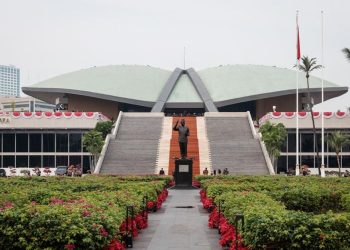 DPR mengklaim hemat Rp1,5 miliar setelah memangkas jatah BBM pejabat. Efisiensi juga dilakukan pada listrik dan jamuan rapat. (Foto: AFP/YASUYOSHI CHIBA)