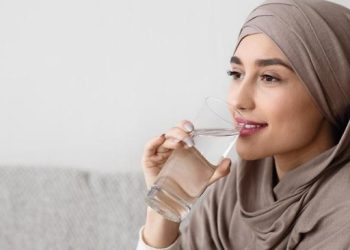 Puasa seharian bisa memicu dehidrasi jika kebutuhan cairan tidak terpenuhi. Ketahui takaran minum air saat sahur agar tidak mudah haus selama puasa. (Foto: iStock)