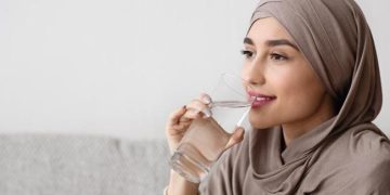 Puasa seharian bisa memicu dehidrasi jika kebutuhan cairan tidak terpenuhi. Ketahui takaran minum air saat sahur agar tidak mudah haus selama puasa. (Foto: iStock)