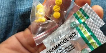 TNI AU memberikan klarifikasi terkait video viral dugaan transaksi obat keras Tramadol di seberang markas Satrekon di Jalan Raya Pondok Gede, Jakarta Timur. (Foto: Dok info media)