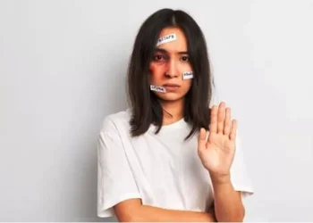 Orang toksik bisa membawa konflik dan stres dalam hubungan sosial. Kenali tanda perilaku toxic agar tidak terjebak dalam pertemanan yang merugikan. (Foto: Shutterstock)