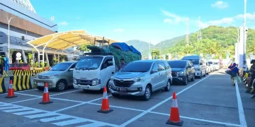 Pelabuhan Merak mulai dipadati pemudik mobil pribadi jelang arus mudik Lebaran 2026. ASDP memprediksi puluhan ribu kendaraan akan menyeberang ke Sumatera. (Foto: TribunBanten.com/Ahmad Haris)