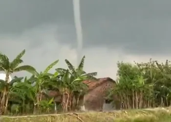 Angin puting beliung menerjang Kudus dan merusak ratusan rumah warga. Desa Medini menjadi wilayah paling terdampak. (Foto: Tangkapan Layar)