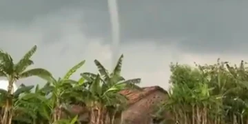 Angin puting beliung menerjang Kudus dan merusak ratusan rumah warga. Desa Medini menjadi wilayah paling terdampak. (Foto: Tangkapan Layar)