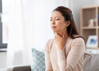 Keluhan radang tenggorokan meningkat usai Lebaran. Simak penyebab dan cara mencegah flu, batuk, dan pilek menurut dokter.