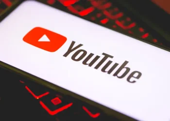 YouTube memperluas fitur deteksi deepfake berbasis AI kepada politisi, pejabat pemerintah, dan jurnalis untuk melindungi identitas mereka di platform.