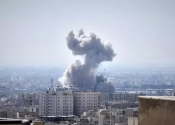 Israel melancarkan serangan berskala luas ke Teheran setelah Iran menembakkan rudal dan drone ke Israel. Ledakan dilaporkan terjadi di wilayah barat ibu kota Iran. (Foto: AP/Vahid Salemi)