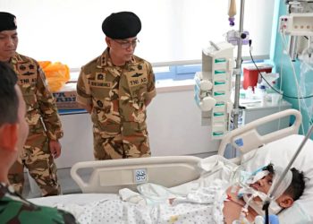 Komandan PMPP TNI kunjungi prajurit terluka di Lebanon sebagai bentuk dukungan moril dan komitmen negara terhadap pasukan perdamaian. (Foto: PPMP TNI)