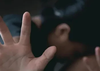 Driver taksi online ditangkap polisi usai melakukan pelecehan terhadap penumpang di Jakarta Pusat. Simak kronologi dan fakta lengkapnya.
