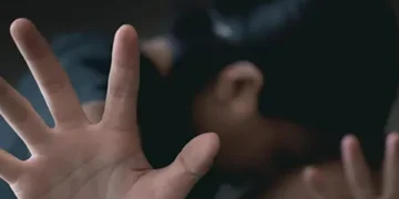 Driver taksi online ditangkap polisi usai melakukan pelecehan terhadap penumpang di Jakarta Pusat. Simak kronologi dan fakta lengkapnya.