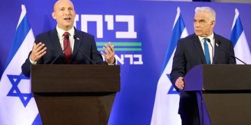 Dua eks PM Israel, Naftali Bennett dan Yair Lapid, membentuk koalisi baru untuk menantang Benjamin Netanyahu di pemilu mendatang. (Foto: merdeka.com)