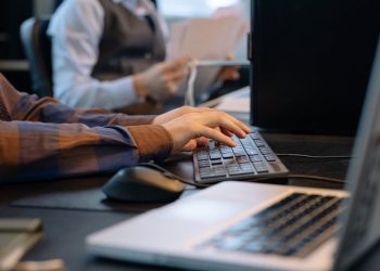 Jasa joki SPT marak di media sosial. DJP ingatkan risiko kebocoran data dan kesalahan pelaporan pajak. (Foto: pexels.com/cottonbrostudio)