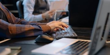 Jasa joki SPT marak di media sosial. DJP ingatkan risiko kebocoran data dan kesalahan pelaporan pajak. (Foto: pexels.com/cottonbrostudio)