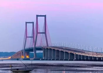 Simak sejarah Jembatan Suramadu dari gagasan Soekarno hingga jadi jembatan non tol terpanjang di Indonesia dan penggerak ekonomi Madura. (Foto: Beritasatu.com/Imamudin)