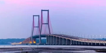 Simak sejarah Jembatan Suramadu dari gagasan Soekarno hingga jadi jembatan non tol terpanjang di Indonesia dan penggerak ekonomi Madura. (Foto: Beritasatu.com/Imamudin)