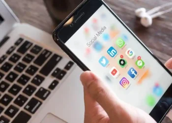 Kebiasaan scrolling tanpa henti bisa berdampak buruk. Simak rekomendasi aplikasi yang membantu mengurangi doomscrolling secara efektif dan menyenangkan. (Foto: businessinsider.com)