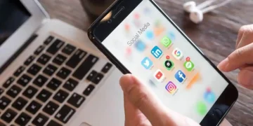 Kebiasaan scrolling tanpa henti bisa berdampak buruk. Simak rekomendasi aplikasi yang membantu mengurangi doomscrolling secara efektif dan menyenangkan. (Foto: businessinsider.com)