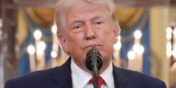 Pernyataan Donald Trump soal perang Iran berubah ubah, dari minta bantuan NATO hingga ancaman serangan keras. (Foto: pbs.org)