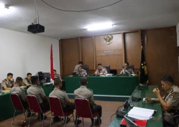 Empat anggota Polda Kepri dipecat setelah terlibat kasus penganiayaan yang menewaskan rekan polisi di asrama. Sidang etik menjatuhkan sanksi tegas. (Foto: CNN)