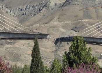 Trump umumkan serangan baru ke Iran. Jembatan tertinggi di Timur Tengah di Karaj dilaporkan hancur akibat serangan. (Foto: X/Abbas Araghchi)