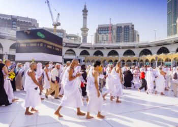 Simak cara menjaga stamina saat haji agar tetap bugar di tengah cuaca panas dan aktivitas padat. Penting untuk ibadah yang lancar dan nyaman. (Foto: hasuna.co.id)