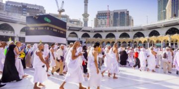 Simak cara menjaga stamina saat haji agar tetap bugar di tengah cuaca panas dan aktivitas padat. Penting untuk ibadah yang lancar dan nyaman. (Foto: hasuna.co.id)