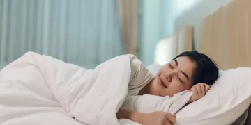 Ketahui jam tidur ideal untuk menjaga kesehatan otak dan mencegah Alzheimer. Durasi dan kualitas tidur sangat berpengaruh. (Foto: Shutterstock)