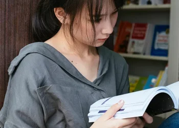 Suka menyendiri bukan berarti antisosial. Kenali ciri kepribadian introvert yang lebih nyaman dalam kesendirian dan berpikir logis.