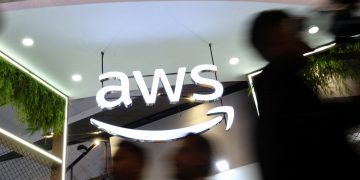 Data center AWS di Bahrain dilaporkan rusak akibat serangan Iran. Simak dampak dan fakta lengkap insiden ini. (Foto: REUTERS/Anushree Fadnavis)
