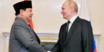 Prabowo berencana kirim WNI ikut program kosmonaut Rusia. Simak penjelasan lengkap tentang program pelatihan antariksa dan sejarahnya. (Foto: BPMI Setpres/Laily Rachev)