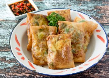 Resep martabak daging kuah kari homemade yang gurih dan renyah. Simak bahan, cara membuat, dan tips memasaknya di sini.