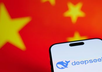 OpenAI, Google, dan Anthropic bekerja sama menghadapi ancaman AI China. Simak fakta distilasi dan dampaknya pada persaingan global. (Foto: Getty Images)