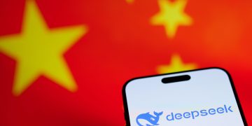 OpenAI, Google, dan Anthropic bekerja sama menghadapi ancaman AI China. Simak fakta distilasi dan dampaknya pada persaingan global. (Foto: Getty Images)
