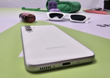 Smartphone modern kini tanpa lubang headset. Simak alasan produsen menghapus jack audio dari desain hingga teknologi terbaru. (Foto: KOMPAS.com/ Galuh Putri Riyanto)
